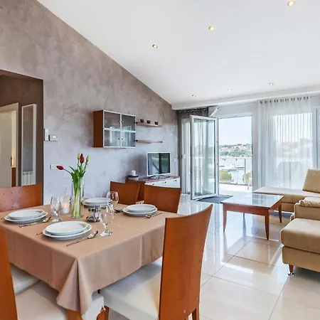 2 Bedroom Cozy In