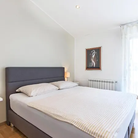 아파트 2 Bedroom Cozy In 반졸레